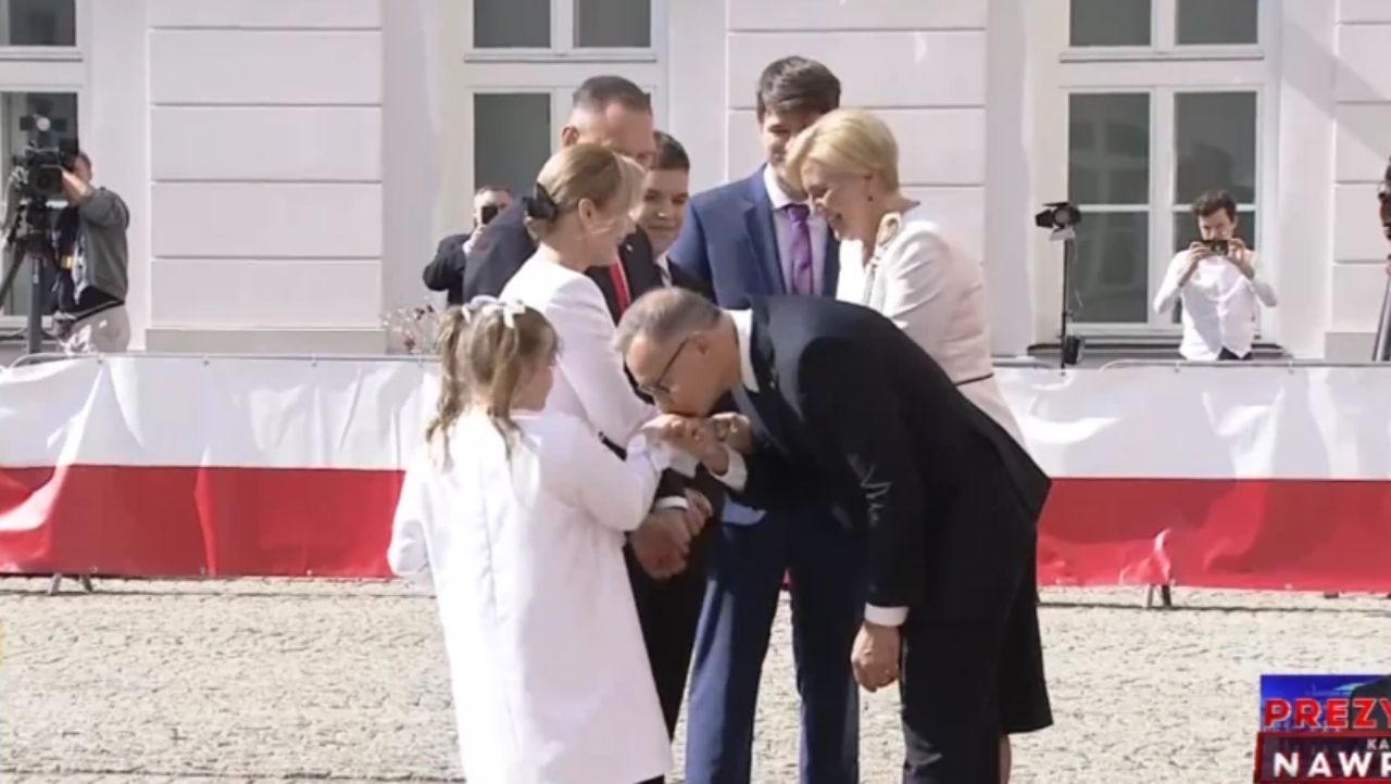 Tak Duda przywitał się z córką Nawrockiego. Reakcja dziewczynki to hit