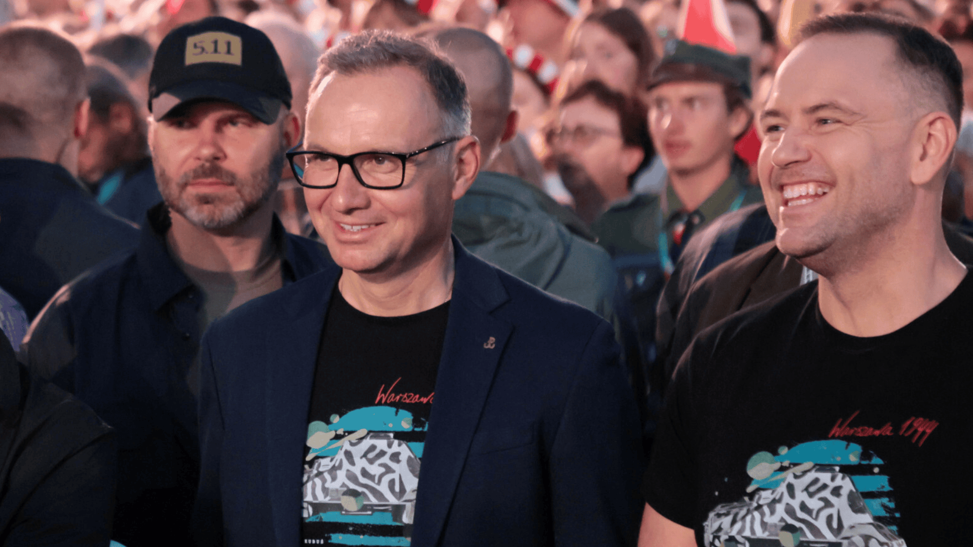 Narciarz i Nawrocki przyłapani na koncercie pieśni powstańczych. Jeden szczegół zaskoczył wszystkich