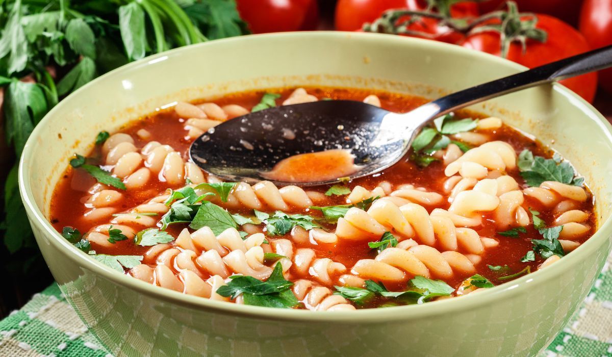 Zupa pomidorowa jak u mamy. Szybka, tania, a smakuje najlepiej ze wszystkich