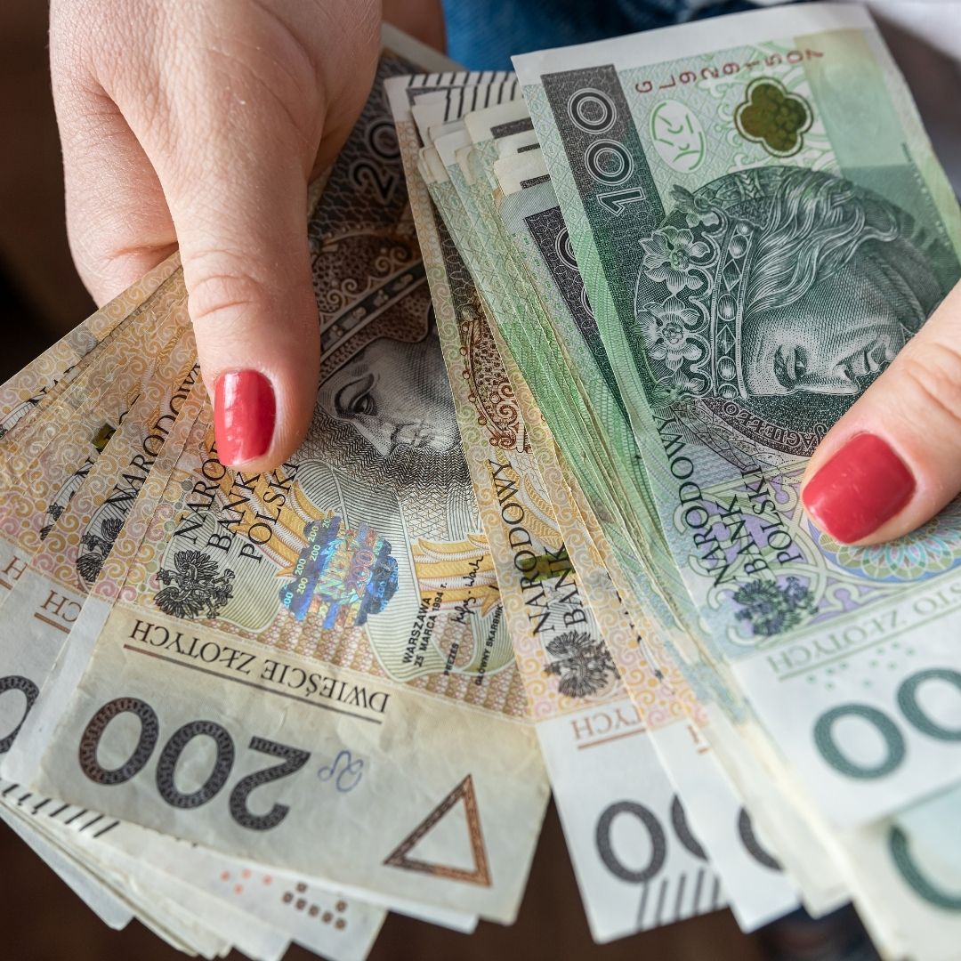 ZUS podnosi emerytury rodzicom. Złóż wniosek, jeśli masz dziecko z tego roku