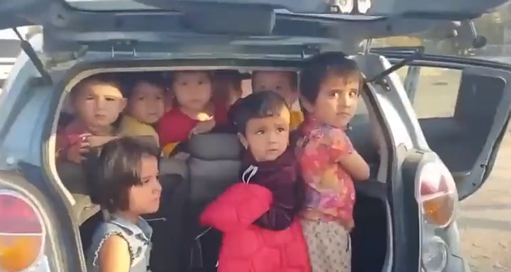 dzieci w samochodzie. Fot. Twitter @buckarobanza.jpg