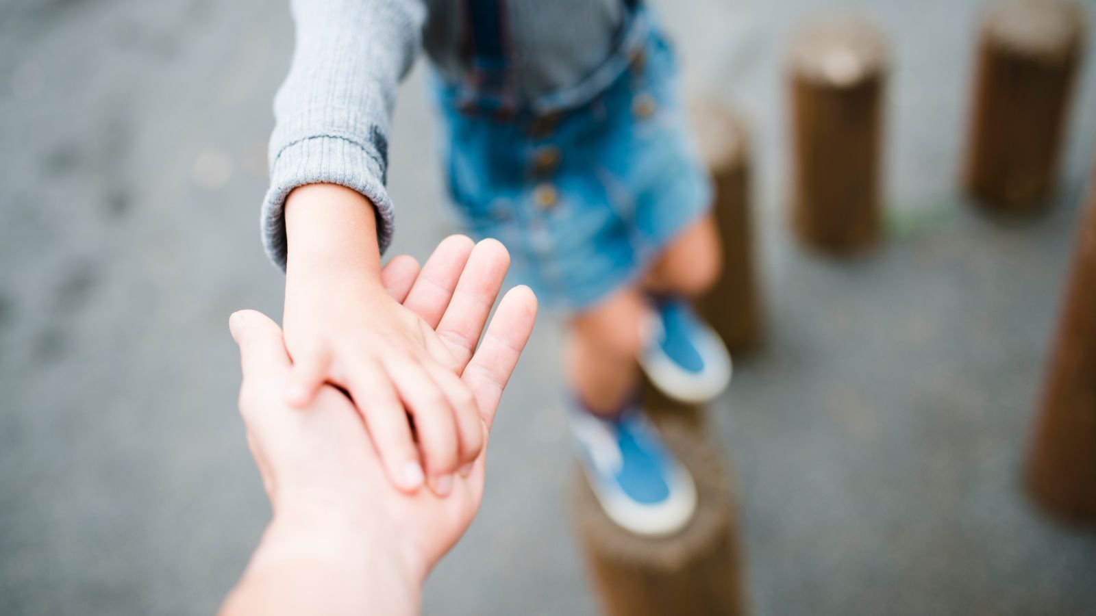 7-latek odpalił samochód i wjechał w 5-letnią siostrzyczkę. Wiemy, w jakim jest stanie