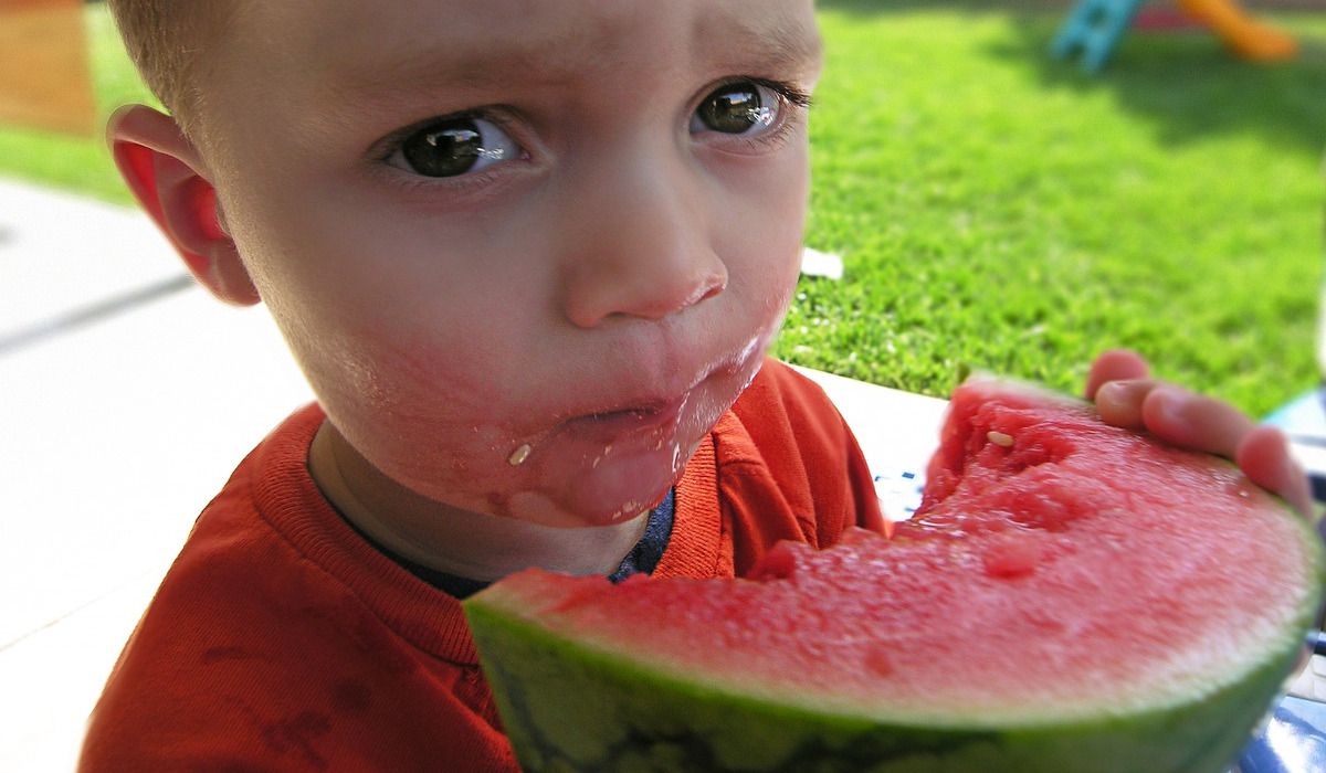dziecko jedzące arbuza