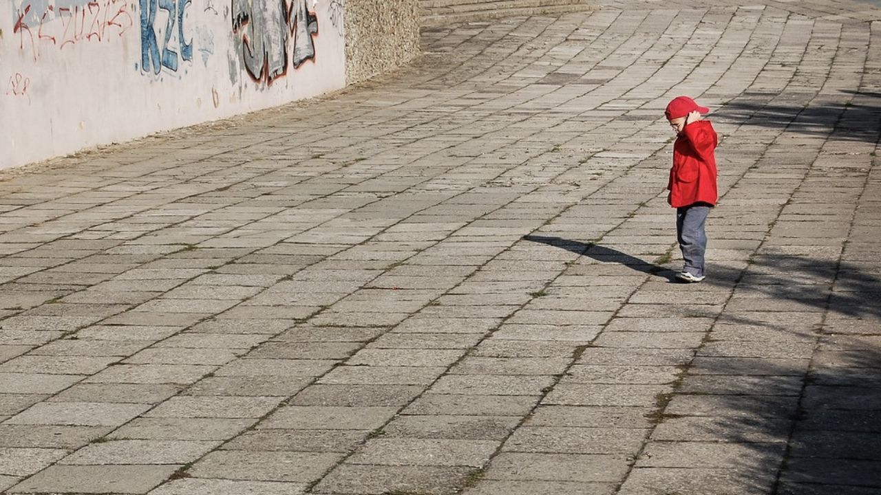 dziecko na chodniku