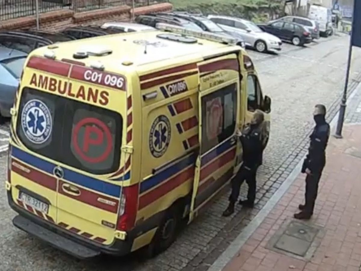 karetka ambulans policjanci