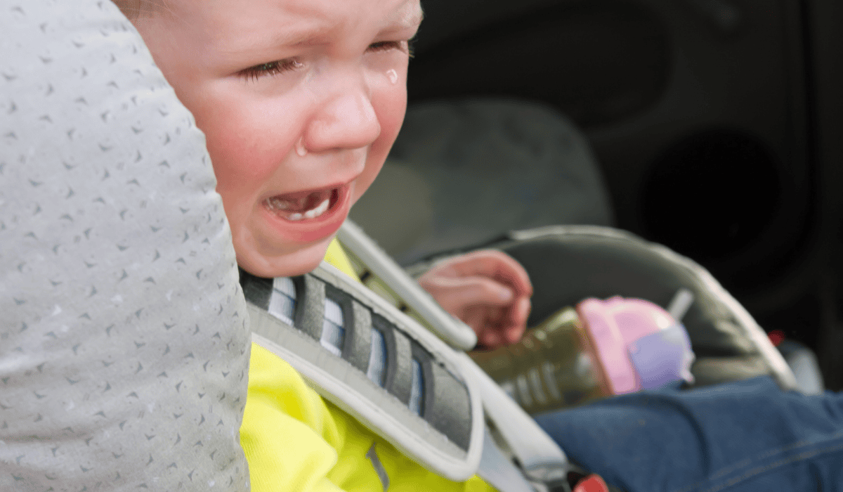 dziecko płacze w samochodzie