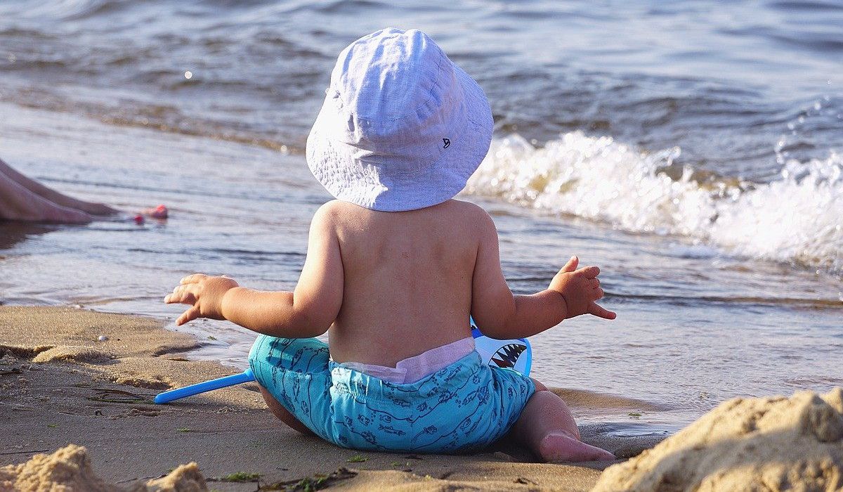 Małe dziecko na plaży