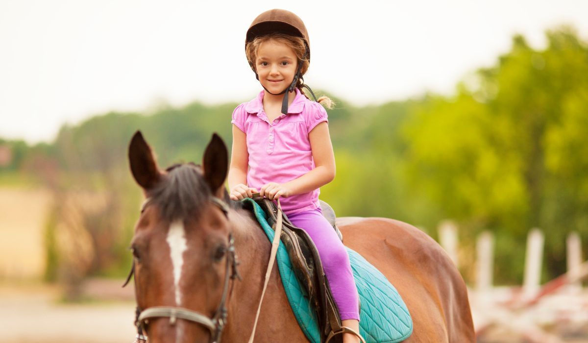 dziewczynka na koniu.jpg