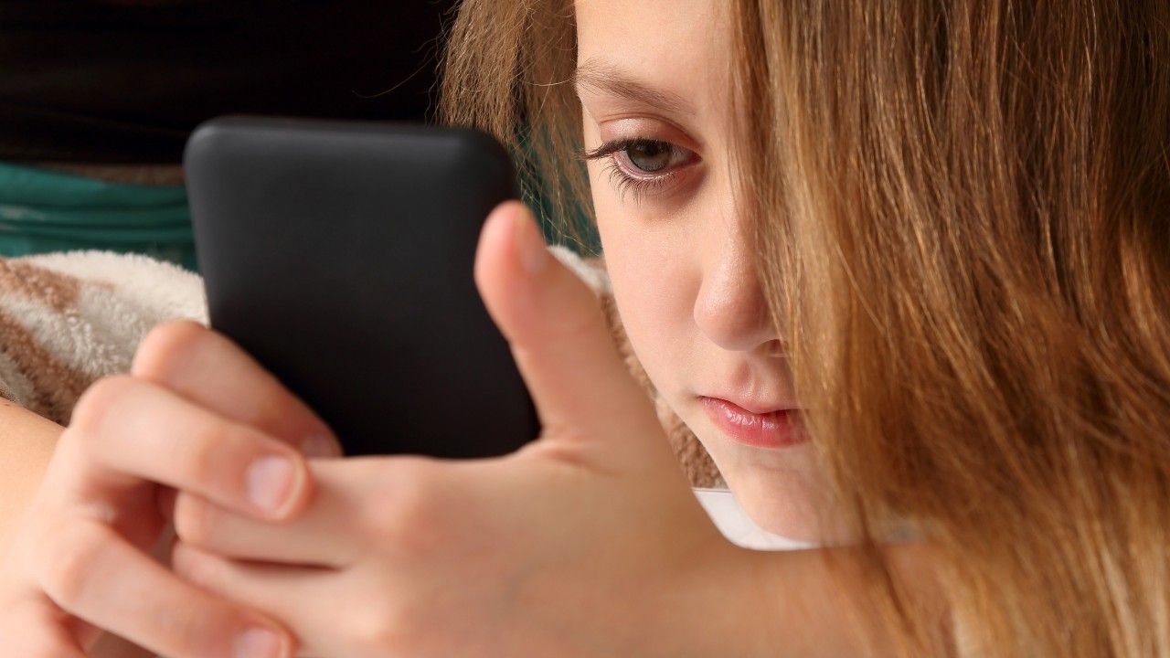 dziewczynka ze smartfonem, niebezpieczny trend na TikToku