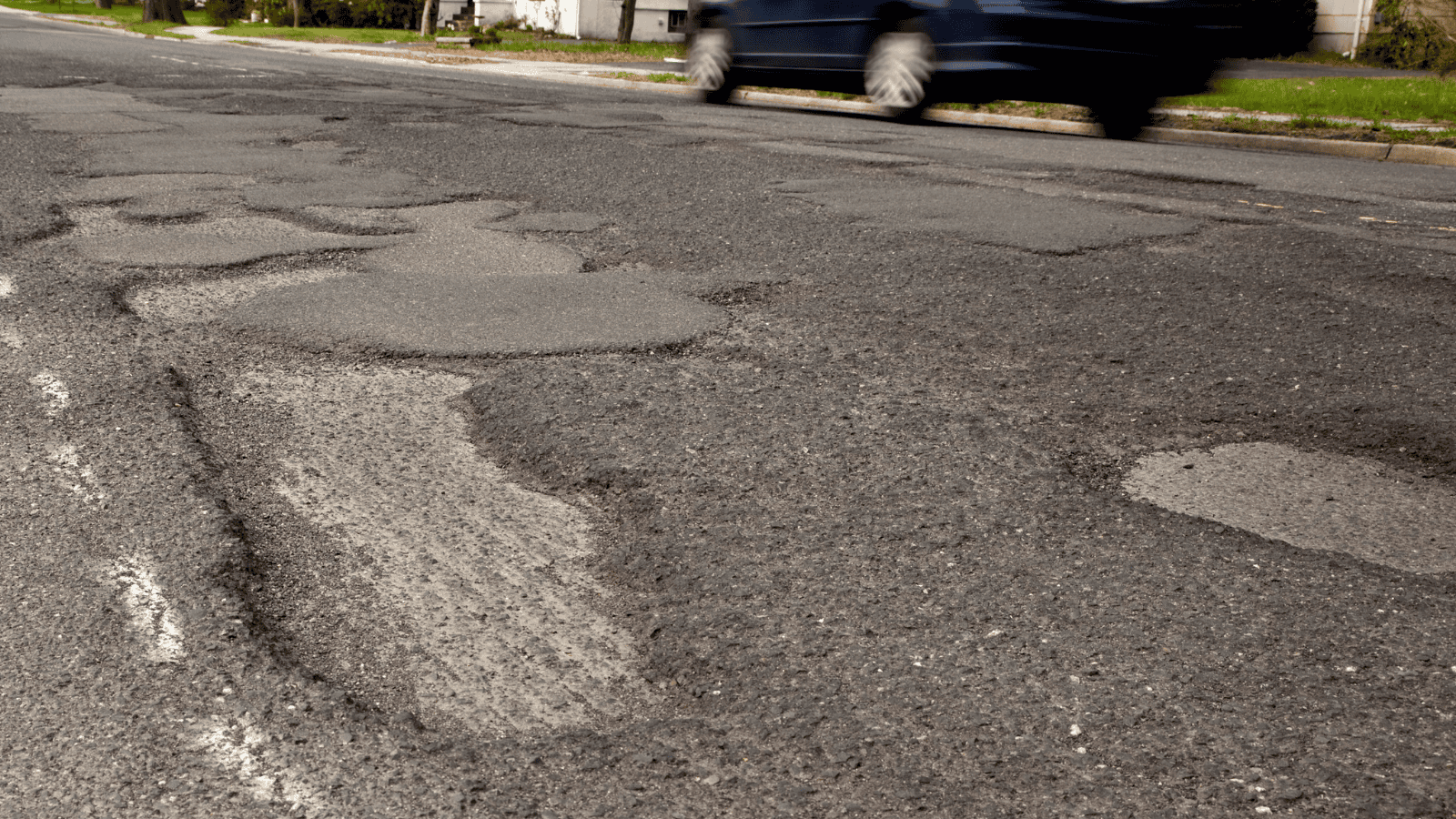 Goście hotelu Gołębiewski narzekają na dojazd. Nie mogą trafić na nowy odcinek drogi, jest reakcja
