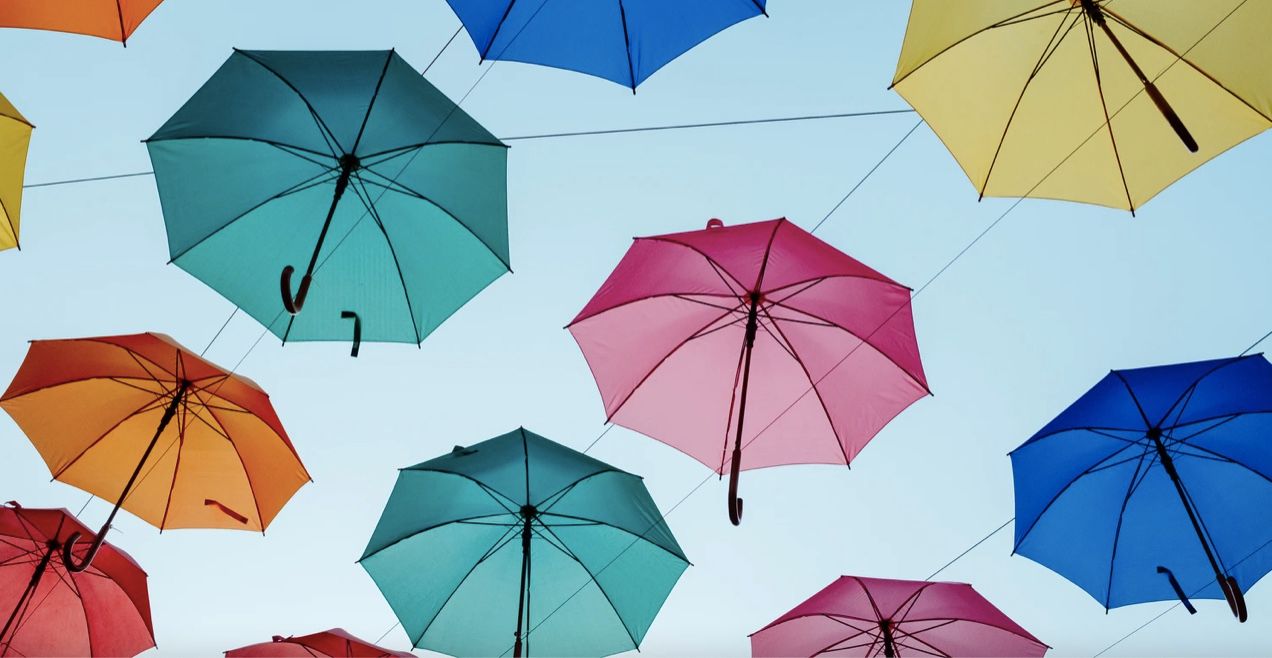 Radnemu PiS nie podobają się kolorowe parasolki rozwieszone nad ul. Bankową w Pszczynie