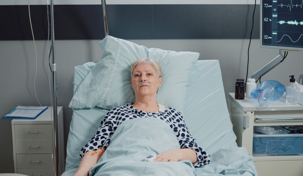 Chora kobieta leży na szpitalnym łóżku