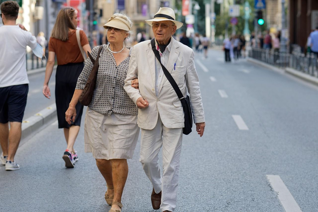 elderly-couple-6602926_1280.jpg