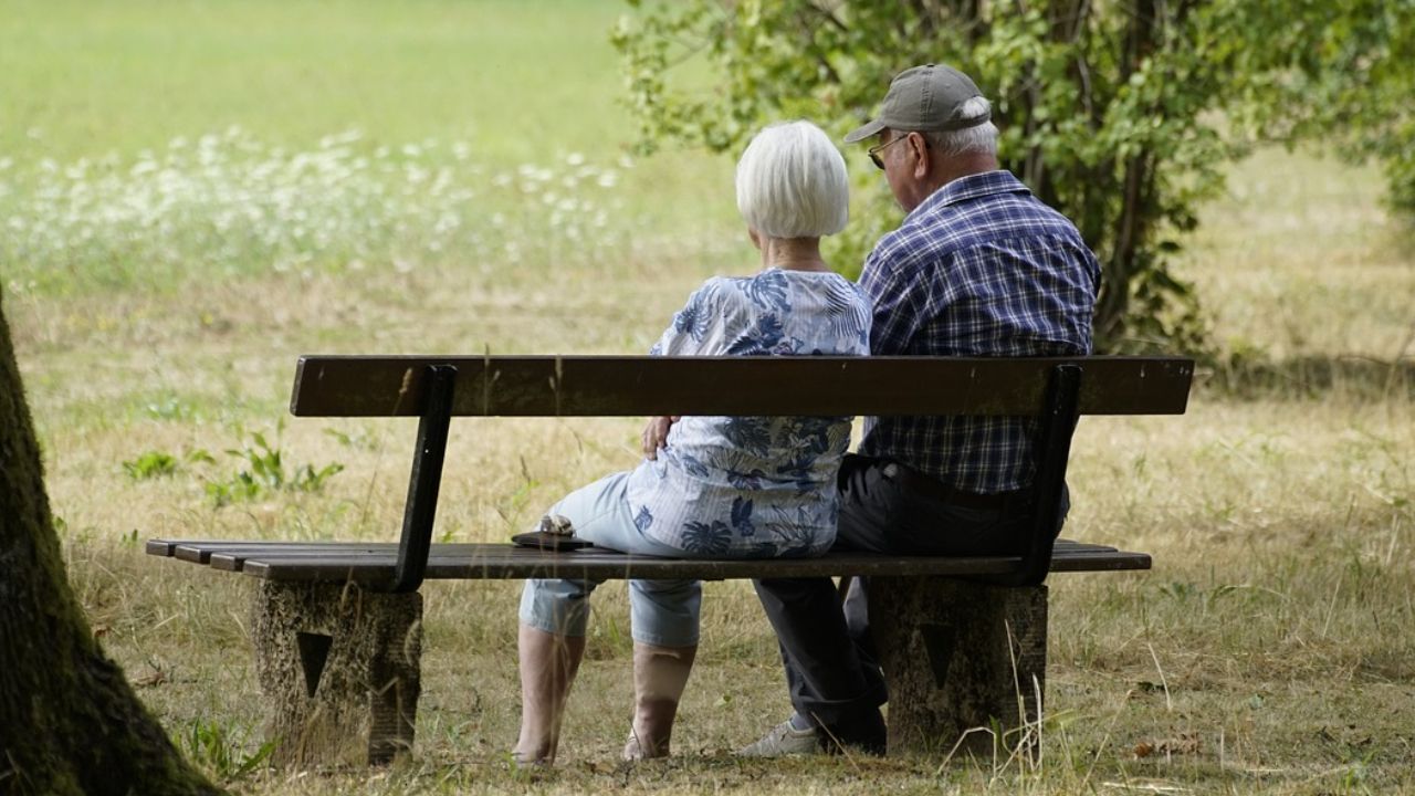 Emeryci otrzymają pieniądze wcześniej. Listonosze chcą zdążyć przed powodzią