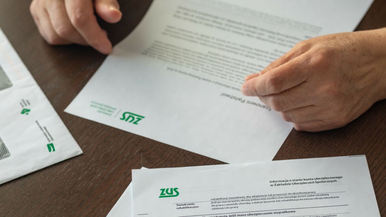 Tym seniorom należy się wyższa emerytura. najważniejszy jest jeden dokument