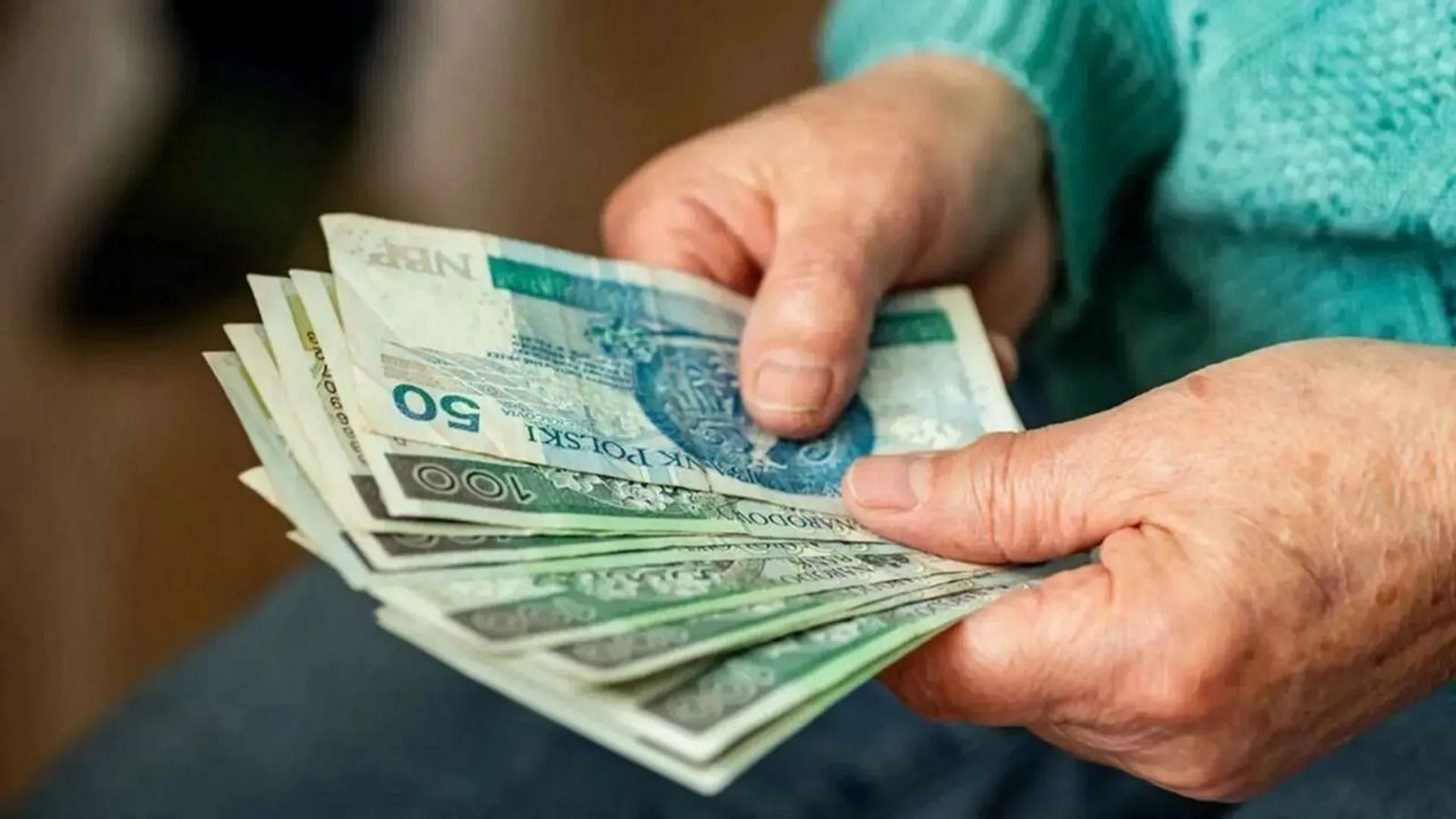 Ważne wieści dla seniorów. Emerytura może być wyższa, przeszukaj szuflady i złóż wniosek