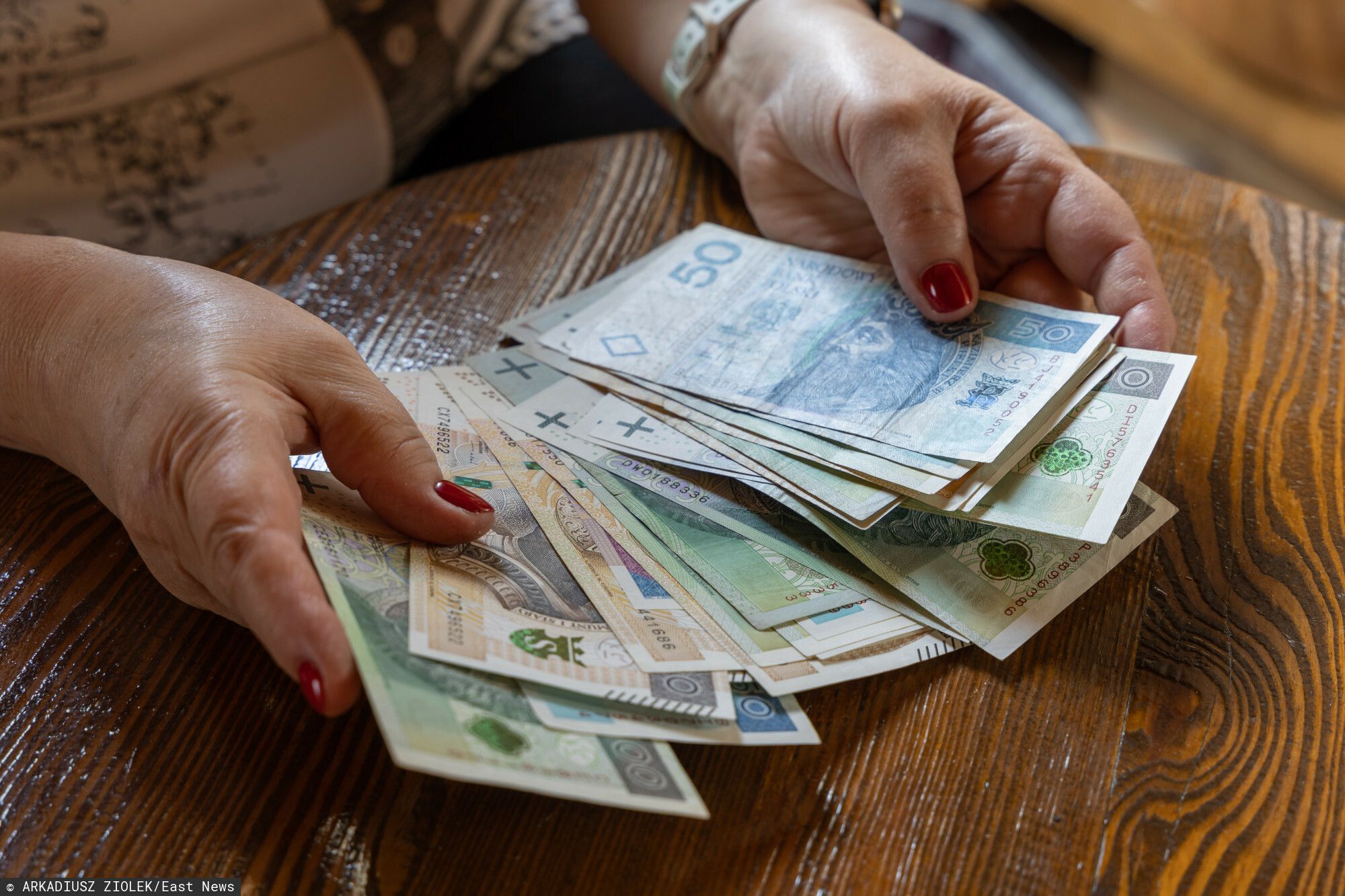 Likwidacja 800 plus, 13. i 14. emerytury, w zamian 2333 zł dla każdego. Sejmowa Komisja już podjęła decyzję