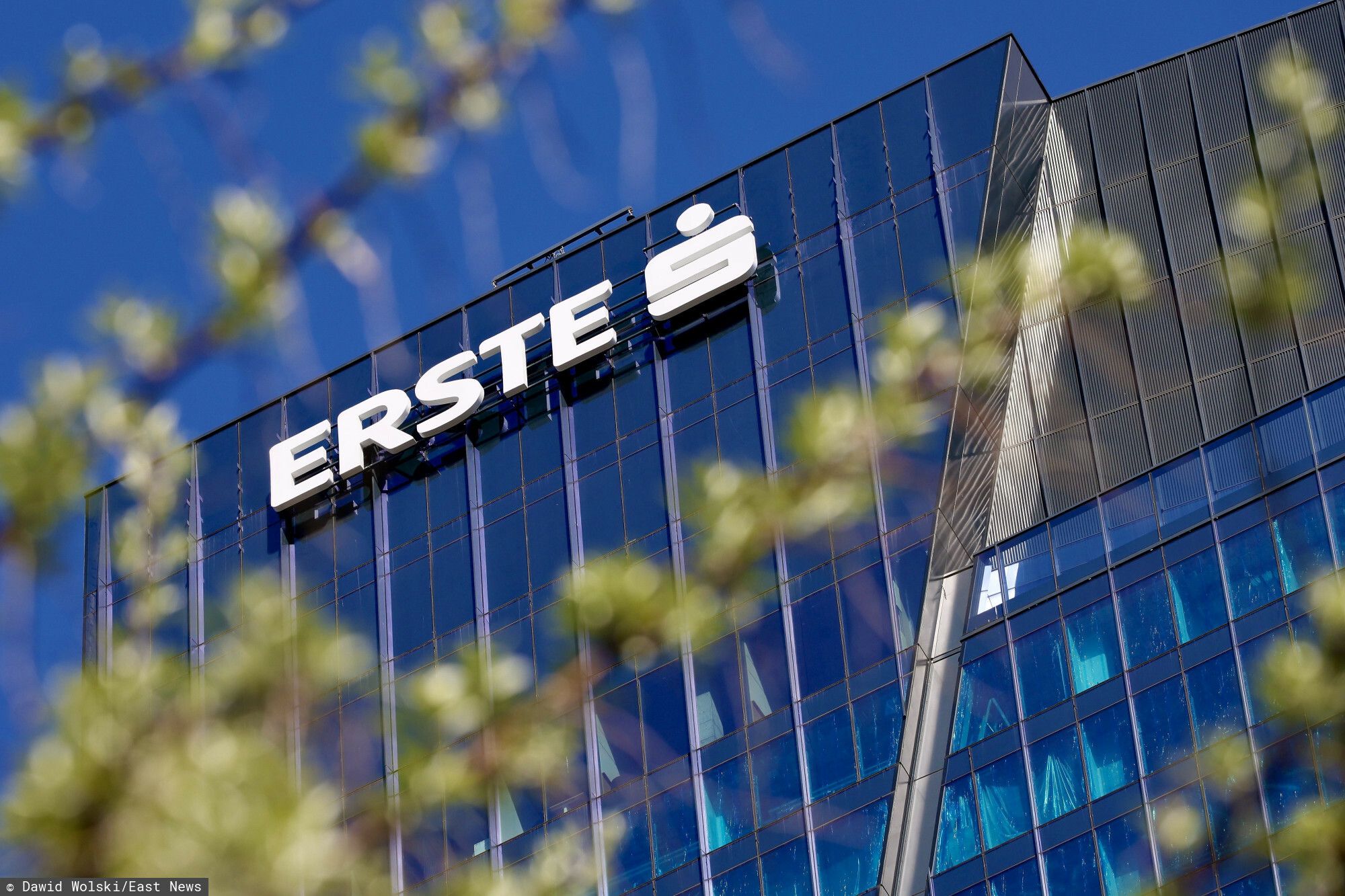 Znany bank rozdaje pieniądze, warunki są jasne. Do wzięcia nawet 1500 zł