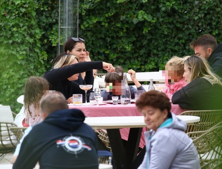 Ewa Farna rzadko pokazuje dzieci, teraz została przyłapana. Wyciekły zdjęcia z restauracji w Sopocie
