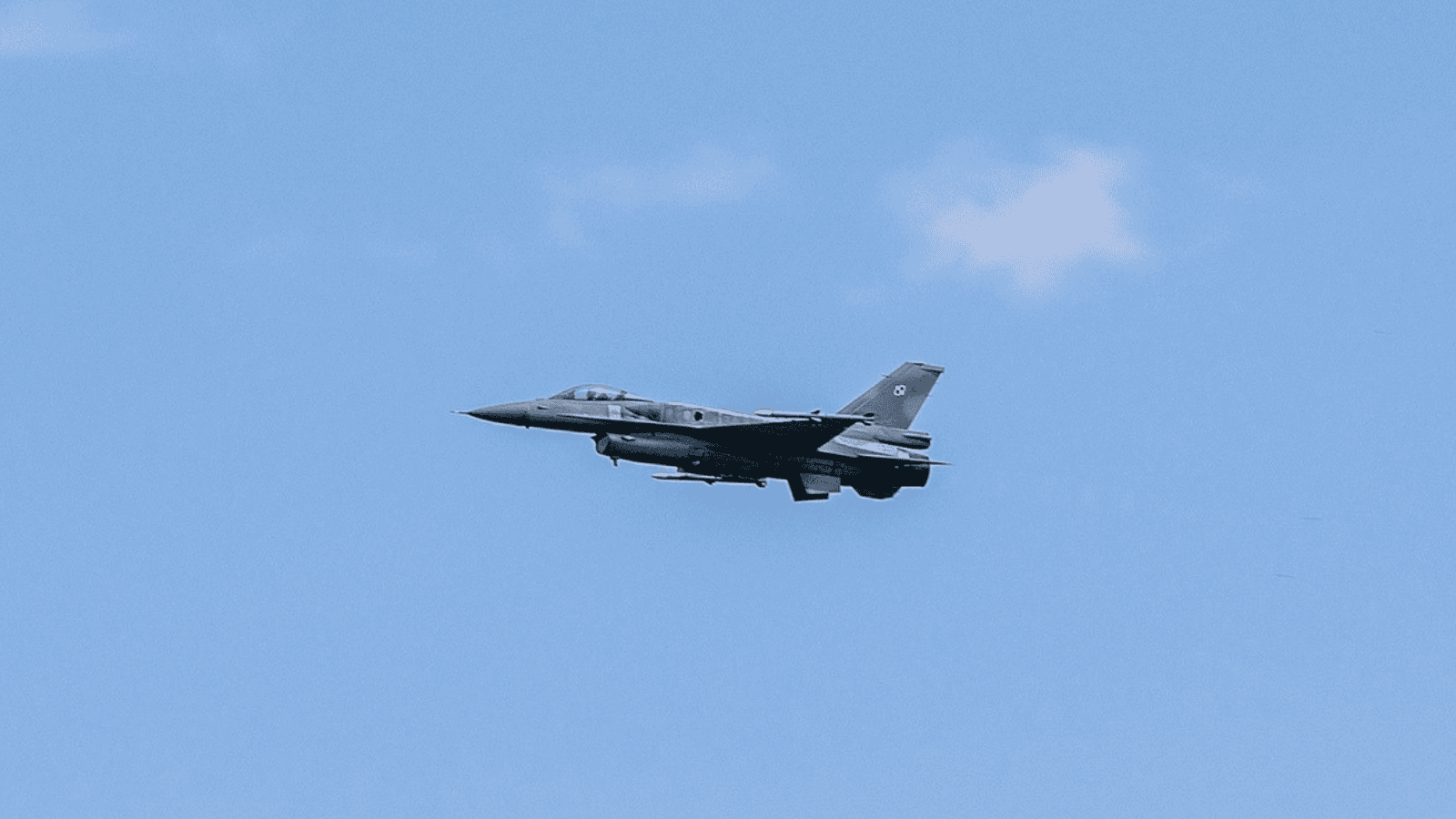 Polski myśliwiec podczas patrolu w przestrzeni powietrznej.