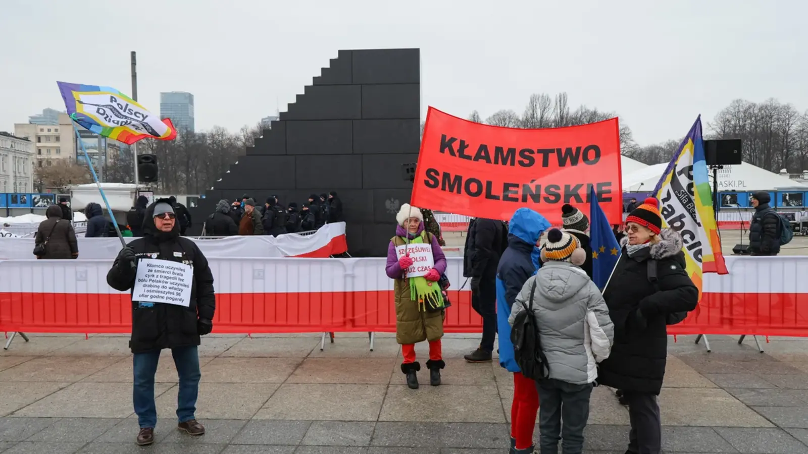 Z ostatniej chwili: wielka awantura pod pomnikiem smoleńskim. "Barbarzyńcy!" 