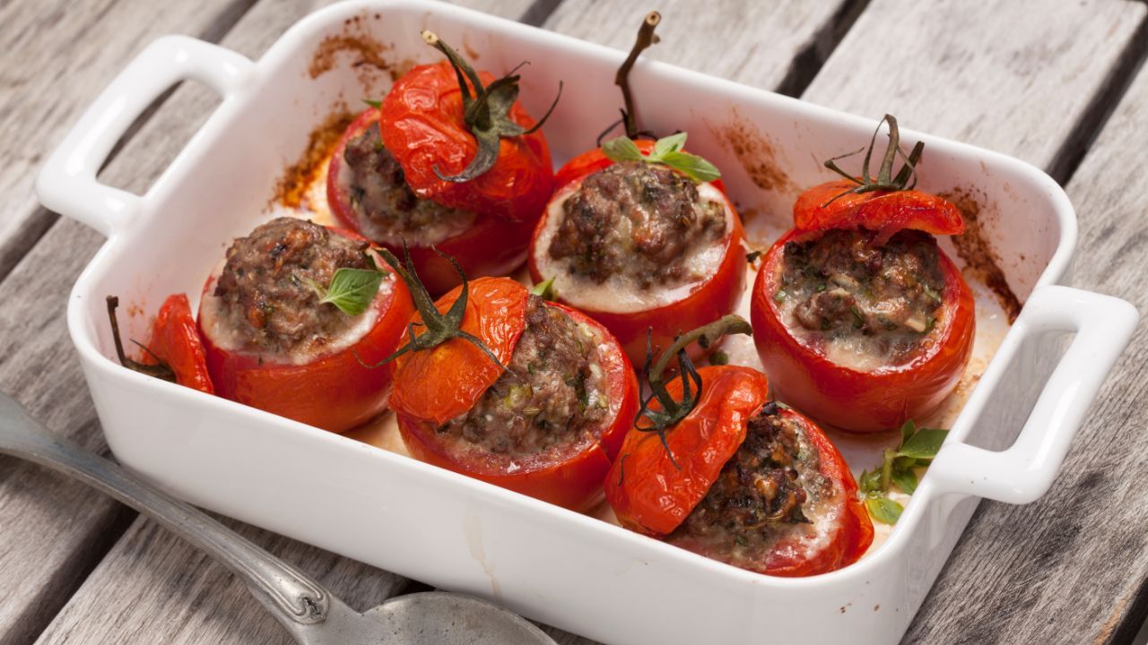 Wydrąż pomidory, wypchaj mięsem mielonym i zapiecz. Wolę ten obiad nawet od gołąbków