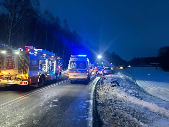 Droga zablokowana, auta zmiażdżone. W środku było troje dzieci i dorośli