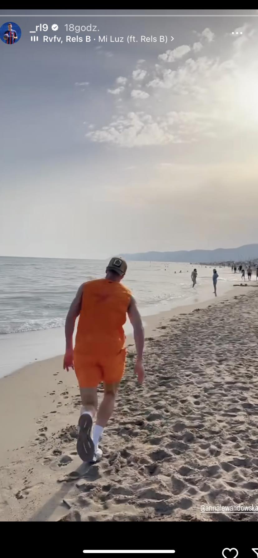 Robert Lewandowski w trakcie treningu na plaży, fot. instagram.com/_rl9 (zrzut ekranu)