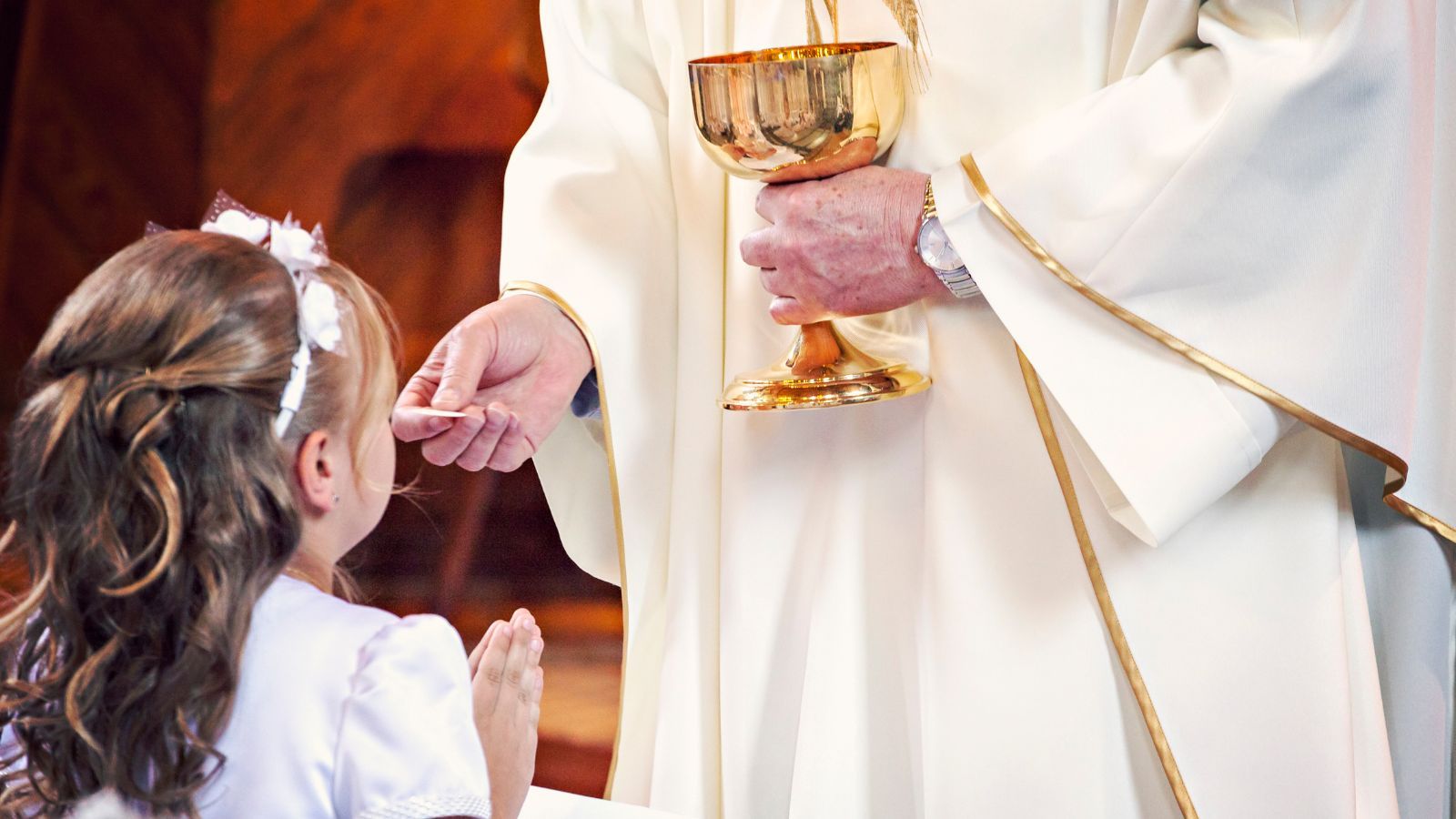 Prezenty komunijne pod lupą skarbówki. Przez jeden błąd można stracić krocie