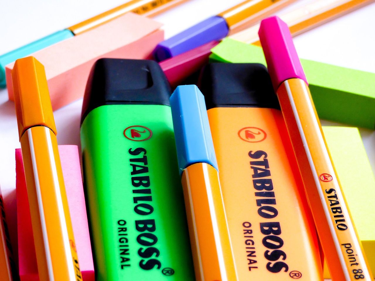 Gdzie wyrzucić wypisane długopisy i mazaki? Polacy wciąż nie mają pojęcia, że popełniają błąd