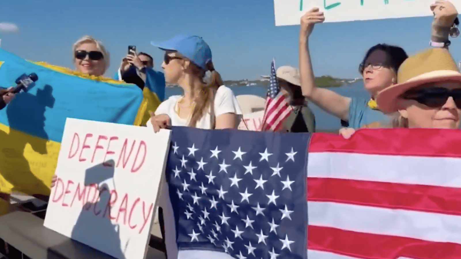 Tuż przed spotkaniem Zełenskiego z Trumpem pod budynkiem gromadzą się ludzie. Ich przekaz jest jasny