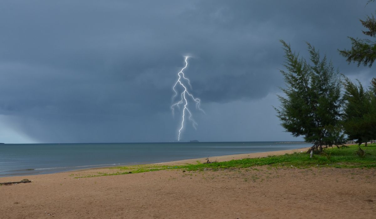 Burza nad morzem (zdjęcie poglądowe)