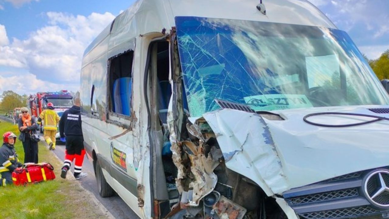 64-letni kierowca busa wjechał w przyczepę w Rzecku. 11 poszkodowanych 