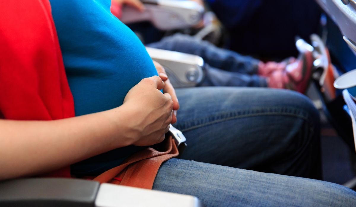 Kobieta w ciąży w samolocie  