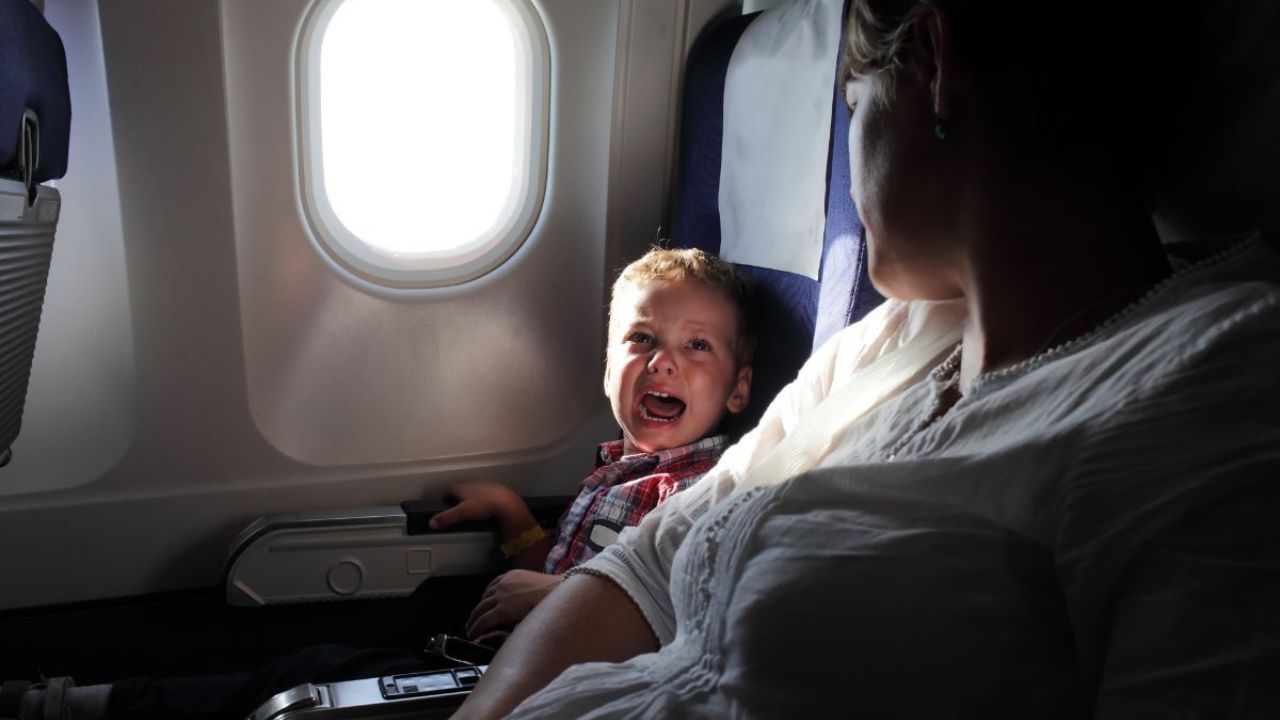 "Będziesz musiał zająć się dzieckiem". Stewardessa ma sposób na nieznośnych pasażerów