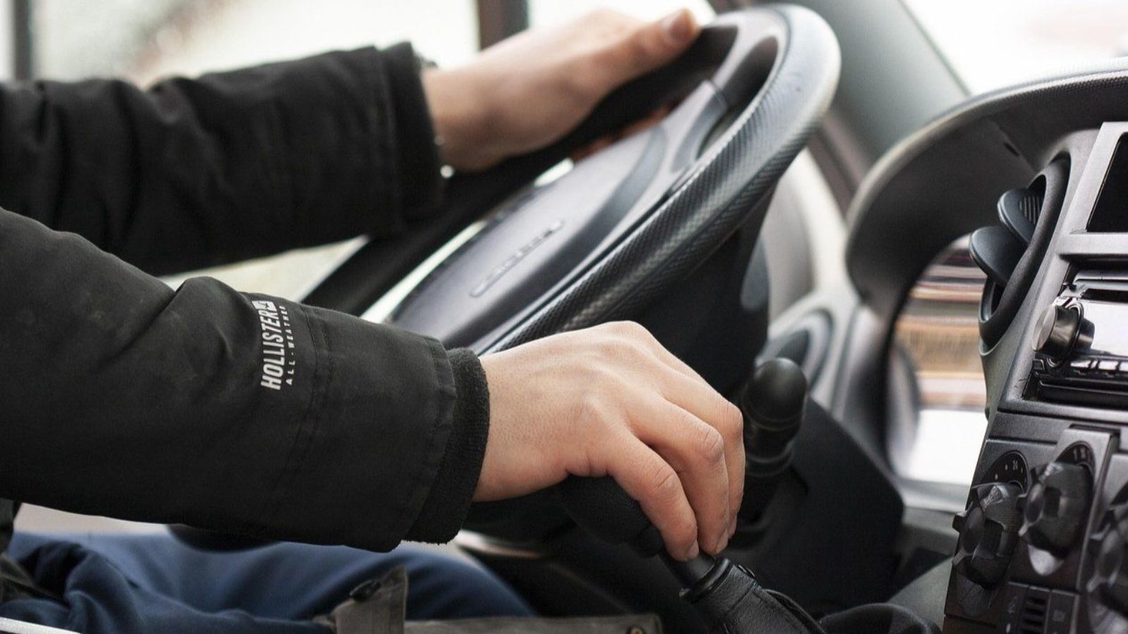 1000 zł mandatu i punkty karne. Kierowcy wciąż nie wiedzą, jaka kara grozi za wyprzedzanie