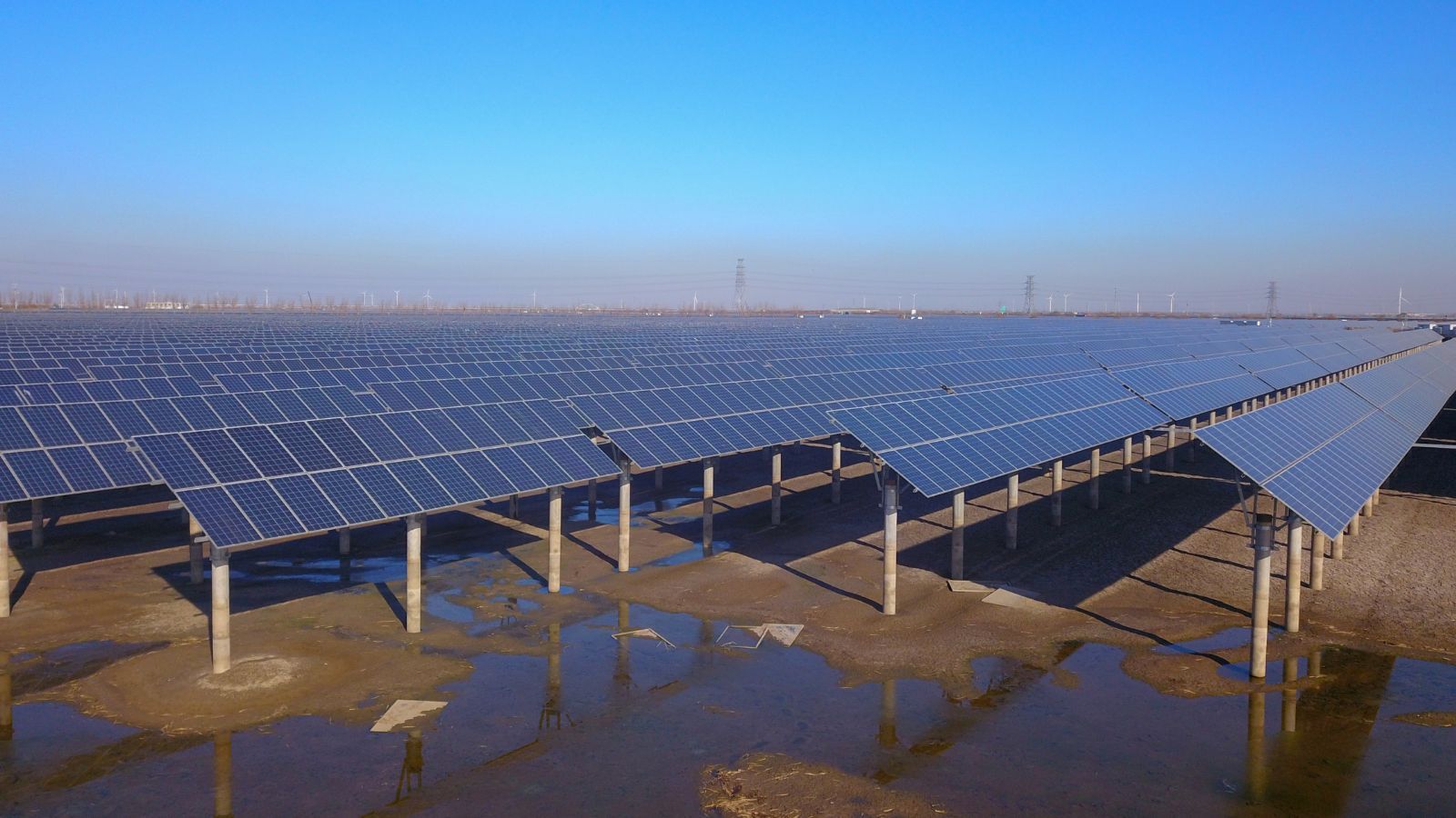 Policzyli, ile oszczędności daje fotowoltaika na balkonie. Spółdzielnie i tak robią problemy