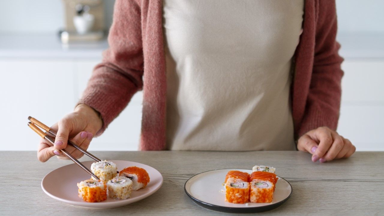 W sushi może roić się od groźnych pasożytów. Tak wyglądają objawy zakażenia anisakiozą