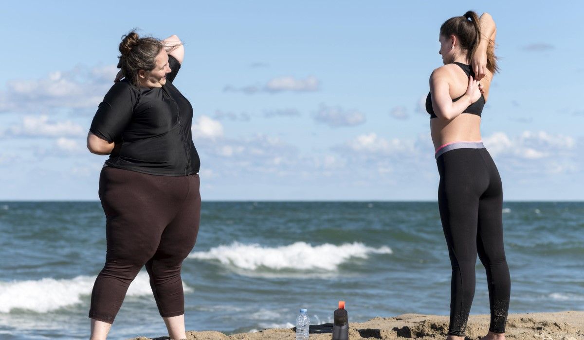 full-shot-friends-doing-sport-beach.jpg