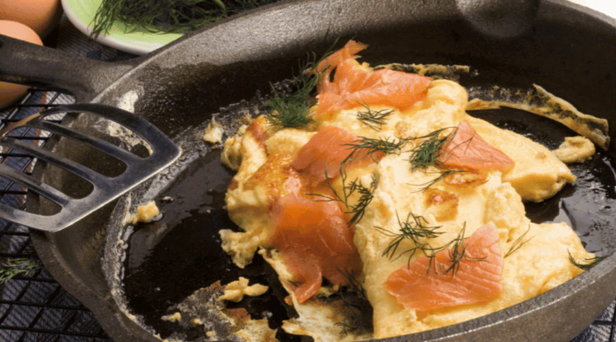 Jajecznica z łososiem-ideał na śniadanie