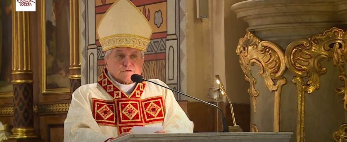 Biskup Edward Janiak wygłaszający wielkoczwartkowe kazanie (rok 2016)
