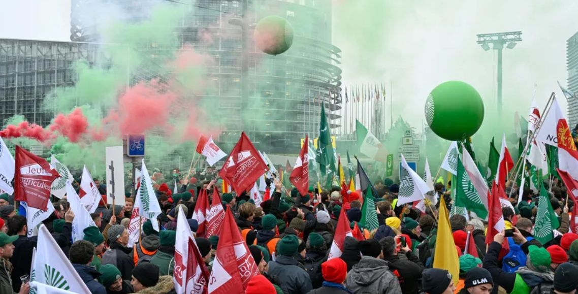 Starcia przed Parlamentem Europejskim. Policja zatrzymała dwóch Polaków