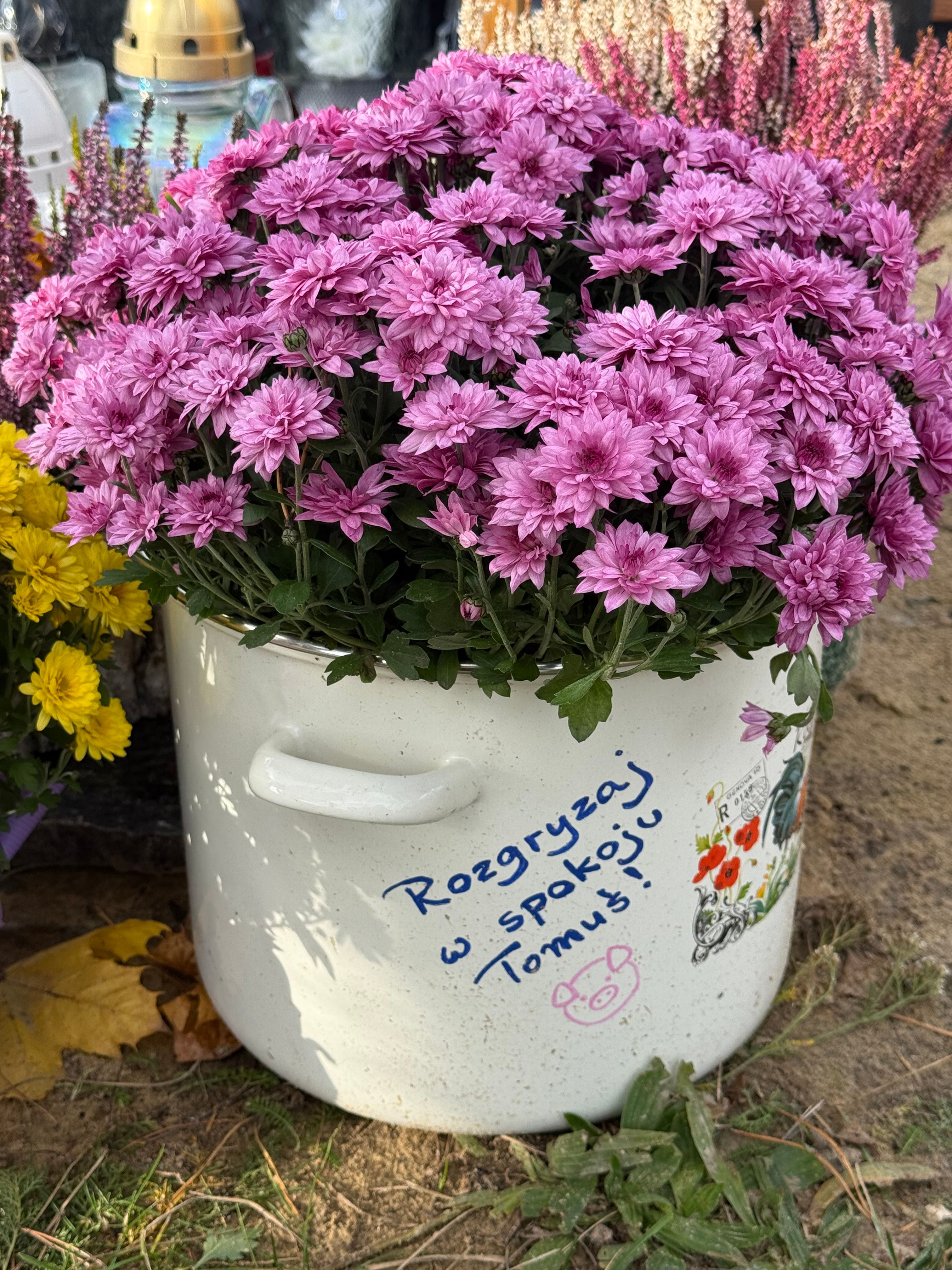 To pojawiło się na grobie Jakubiaka. Ludzie nie mogą uwierzyć. Biorą do ręki i czytają