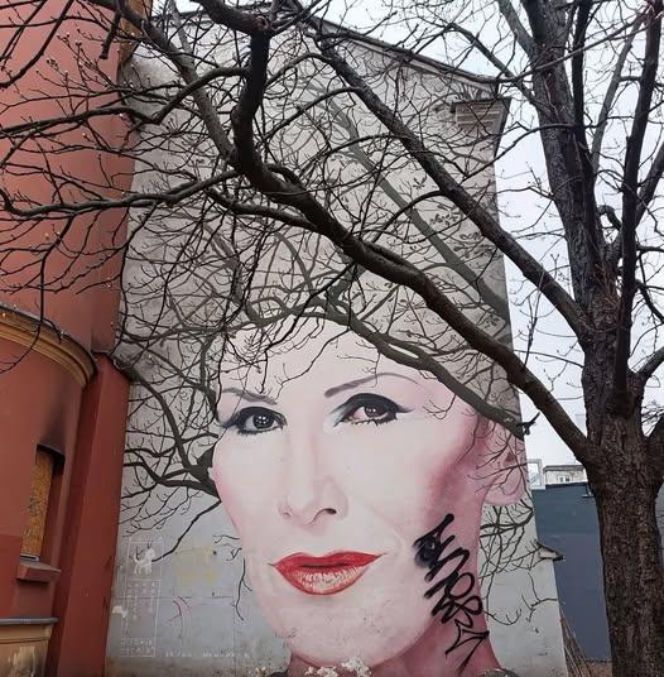 Zdewastowano mural największej polskiej artystki. Jej mąż zareagował