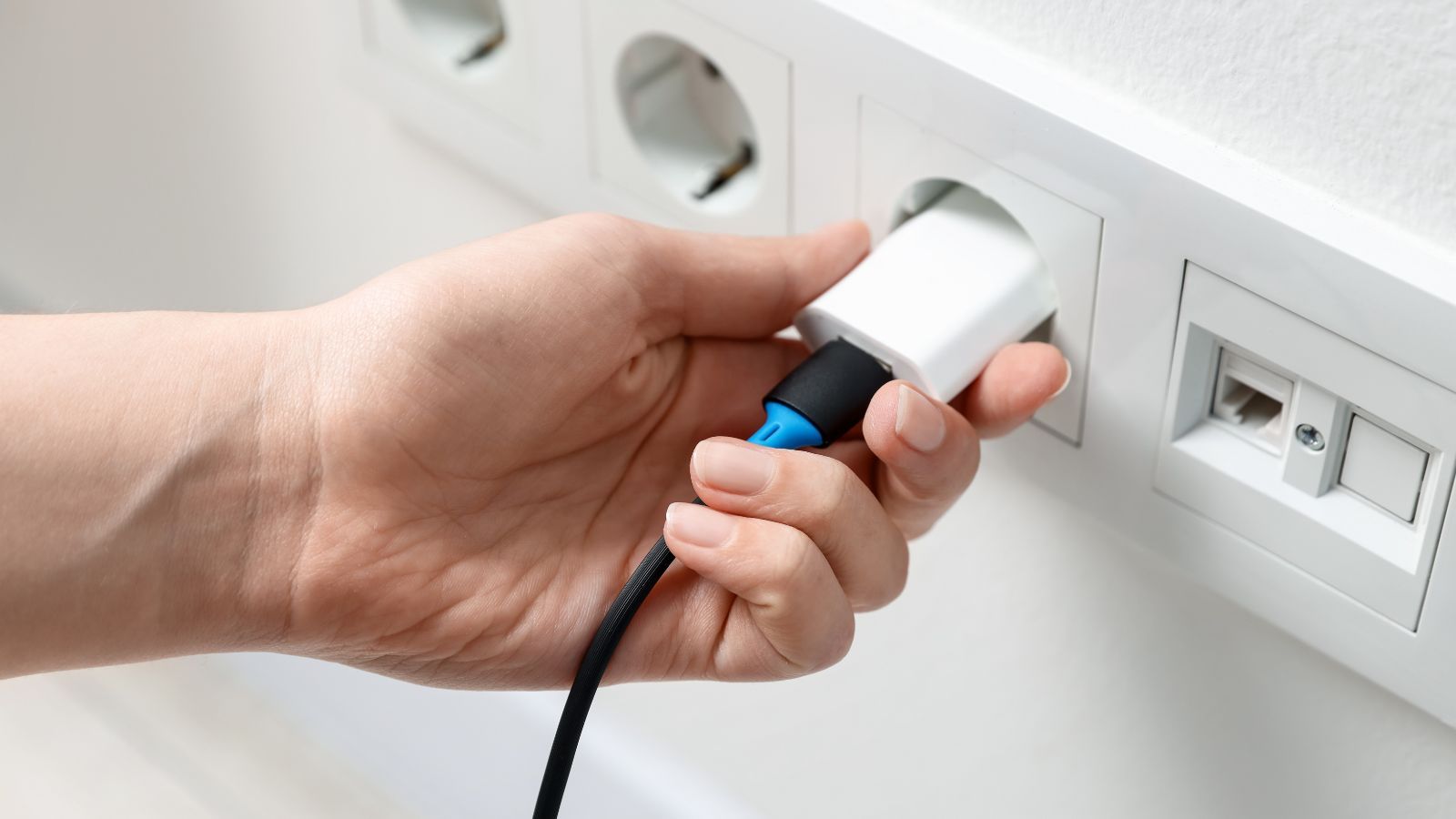 Policzyli, ile oszczędności daje fotowoltaika na balkonie. Spółdzielnie i tak robią problemy