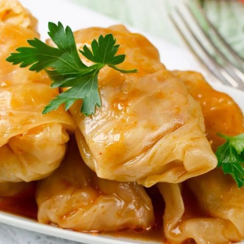 Gołąbki z kaszą i kurkami. Wakacyjny obiad z piekarnika