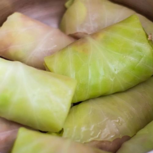 Gołąbki z kaszą i kurkami. Wakacyjny obiad z piekarnika