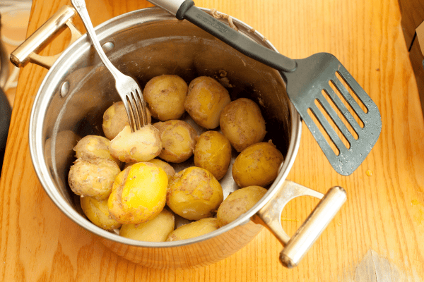 gotowane ziemniaki do sałatki.png