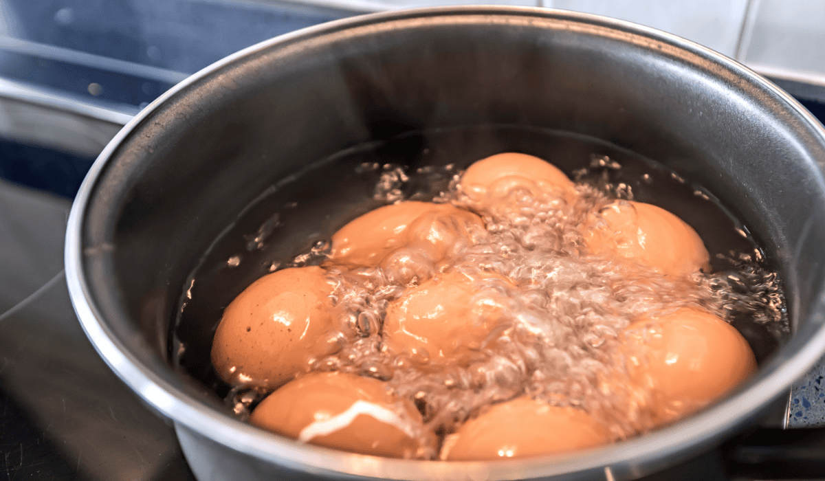 jajka gotujące się w garnku