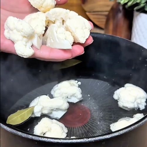 Gotuję kalafiora i łączę z kilkoma składnikami. W kilka minut mam sałatkę lepszą niż jarzynowa